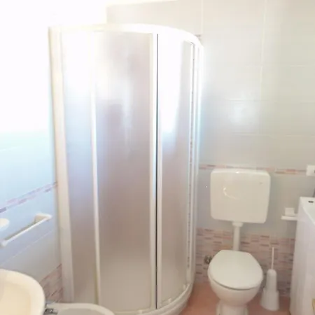 Comfy Flat With Pool In Μπιμπιόνε