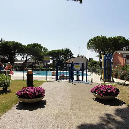 Comfy Flat With Pool In Bibione